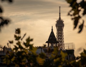 La torre Eiffel vista desde lejos