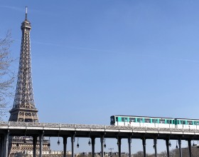 Puente Bir Hakeim y Torre Eiffel