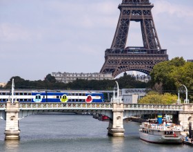 La línea C del RER y la torre Eiffel