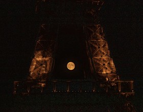 Foto de la Torre Eiffel de noche con luna llena