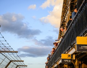 Foto de visitantes en la 2ª planta de la Torre Eiffel