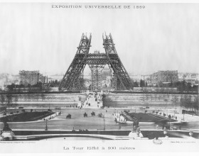 Foto de la Torre Eiffel en construcción