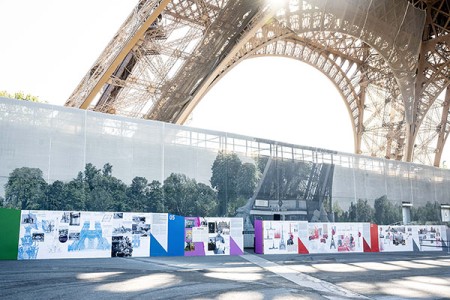 Paneles expositivos en la explanada de la Torre Eiffel
