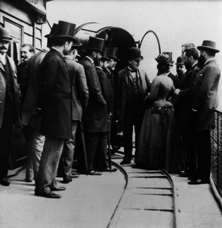 Foto de la visita de Thomas Edison a la cima de la Torre Eiffel.