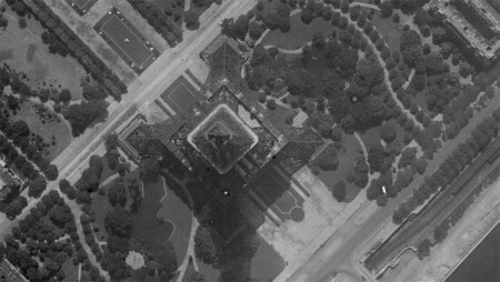 La Torre Eiffel vista desde el cielo en 1920