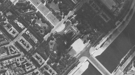 La Torre Eiffel vista desde el cielo en 1920