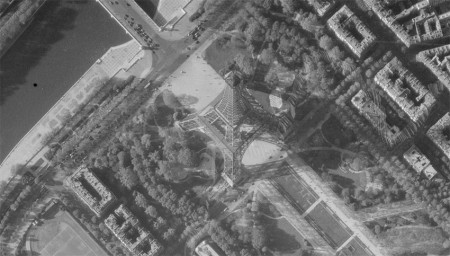 La Torre Eiffel vista desde el cielo en 1956