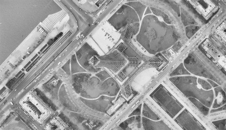 La Torre Eiffel vista desde el cielo en 1970