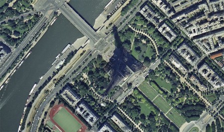 La Torre Eiffel vista desde el cielo en 1985
