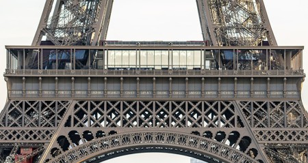 Friso de los sabios en la primera planta, visto desde el Trocadéro.