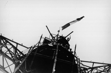 Foto de la cima con la bandera durante la liberación de París en agosto de 1944.