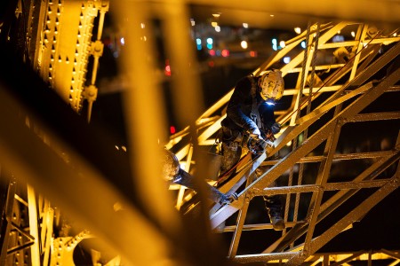 Foto eines Malers auf dem Eiffelturm