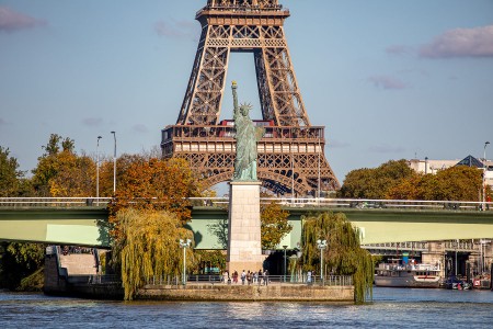 Vista de la Estatua de la Libertad en París y la Torre Eiffel al fondo.