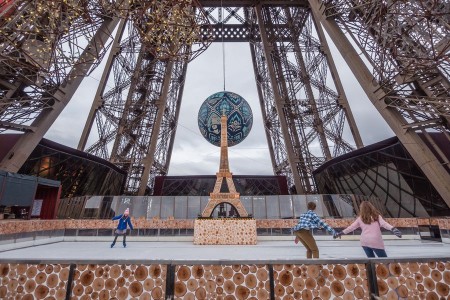 Pista de hielo en la primera planta de la Torre Eiffel.