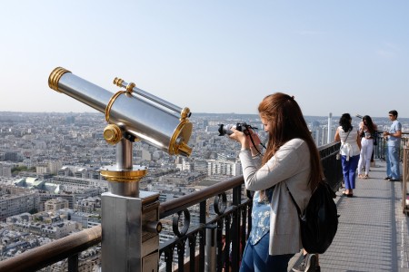 Visitantes en el segundo piso de la Torre Eiffel