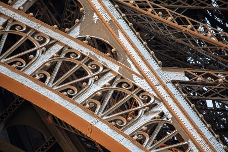 Una vista panorámica de la Torre Eiffel nevada