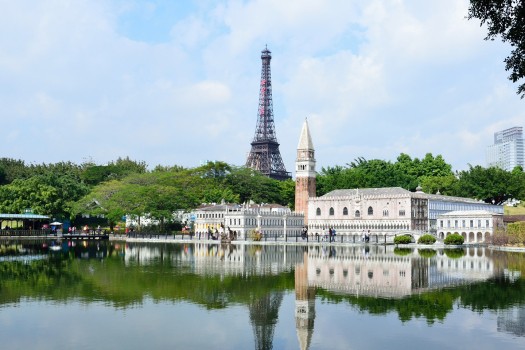 Réplica de la Torre Eiffel y del Palacio Veneciano en un parque