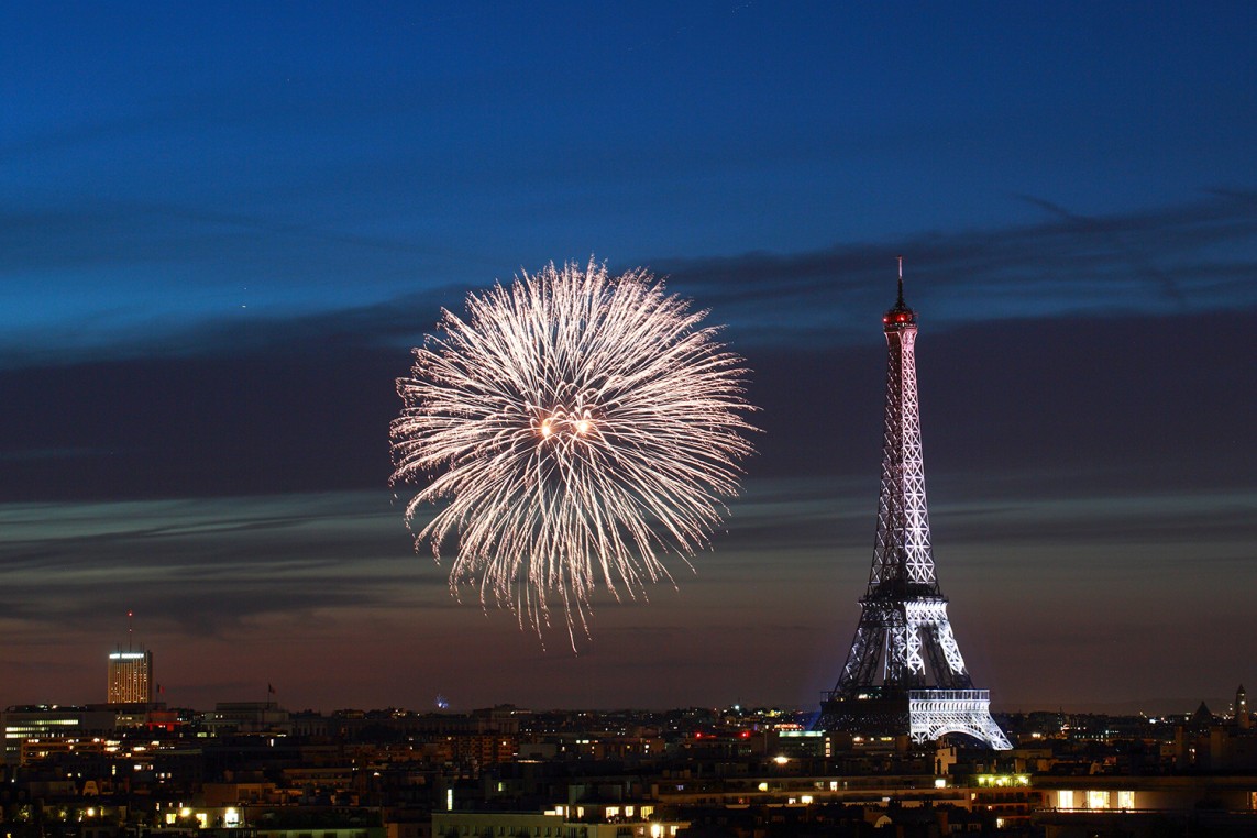 Foto de fuegos artificiales en la Torre Eiffel