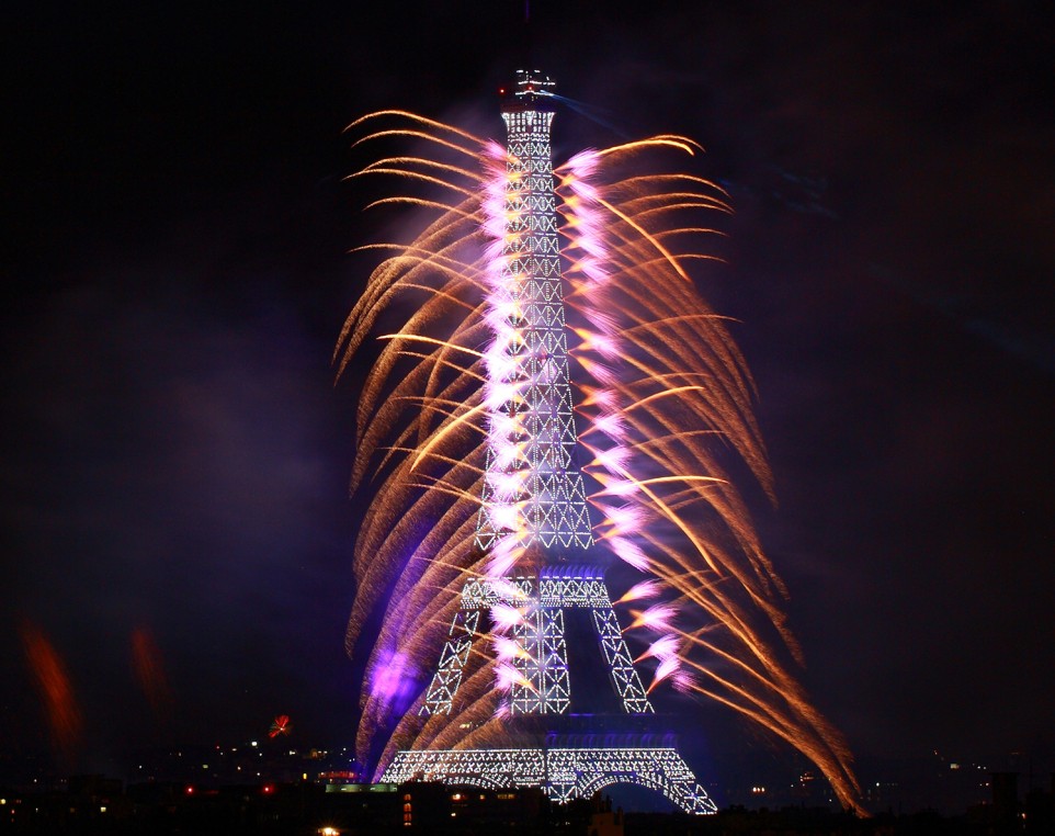 Foto de fuegos artificiales en la Torre Eiffel