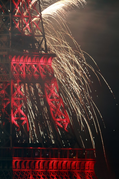 Foto de fuegos artificiales en la Torre Eiffel