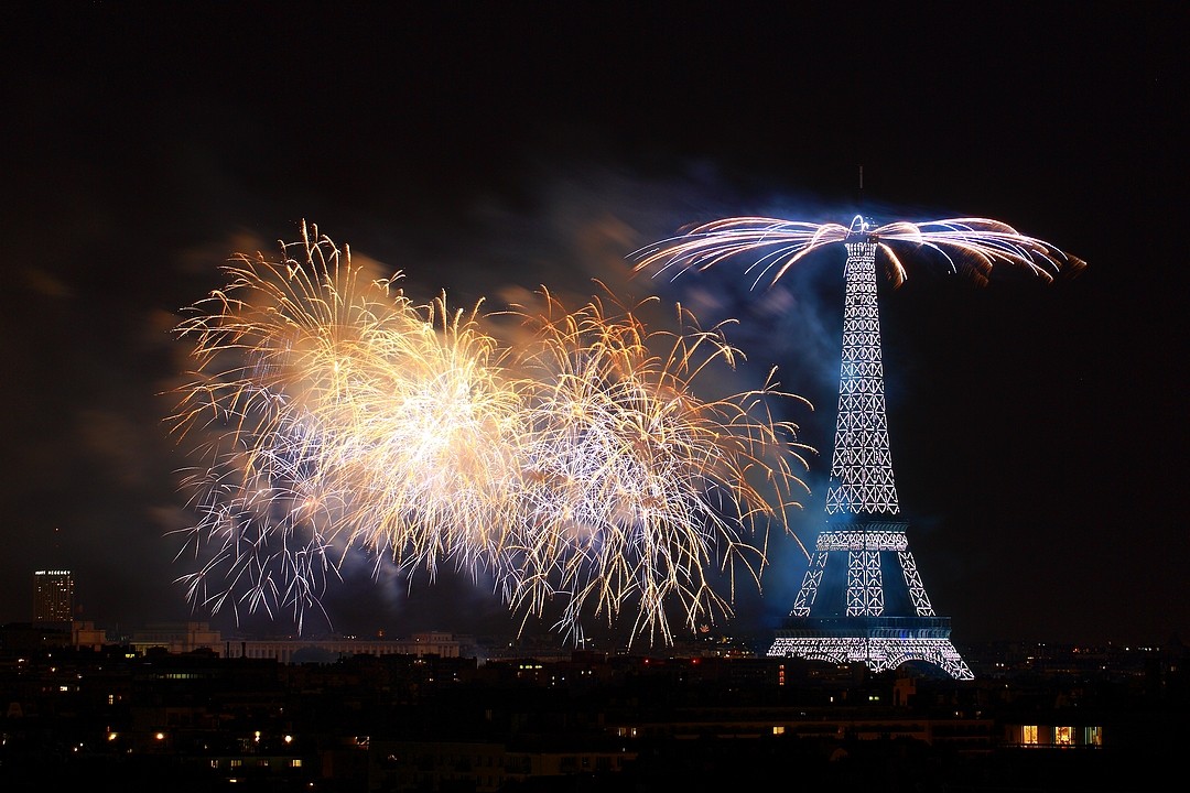 Foto de fuegos artificiales en la Torre Eiffel