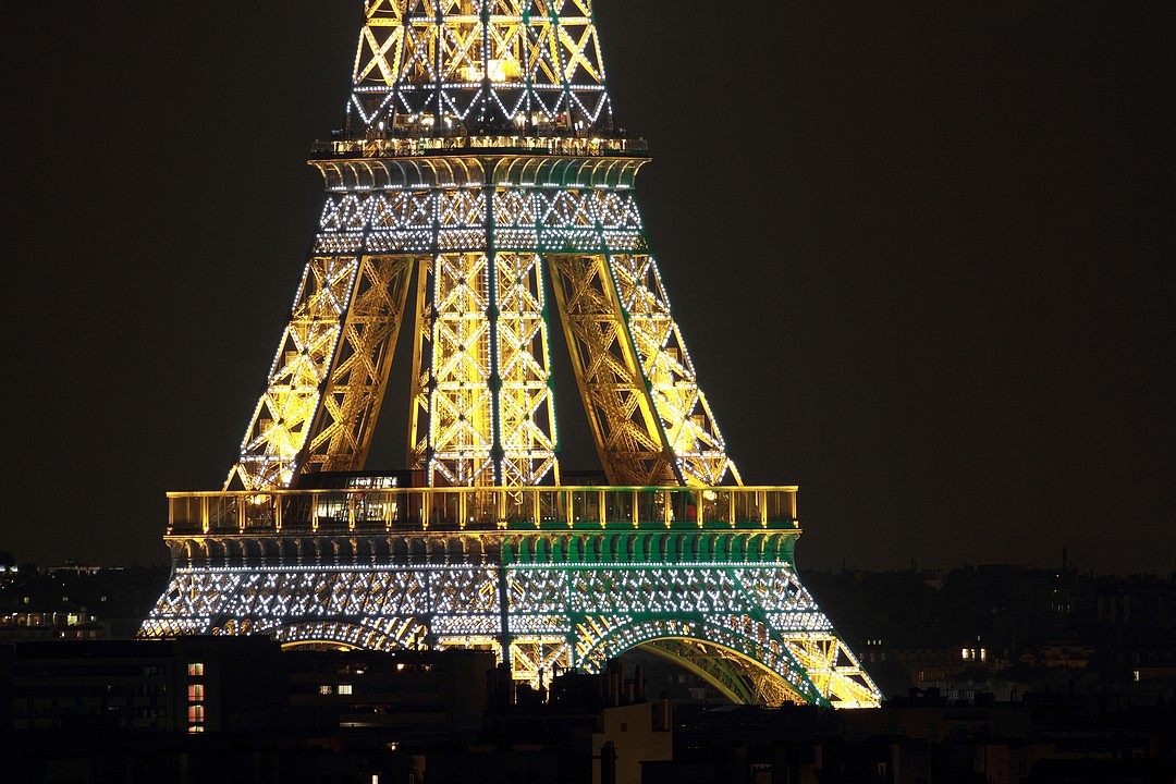 Foto de fuegos artificiales en la Torre Eiffel