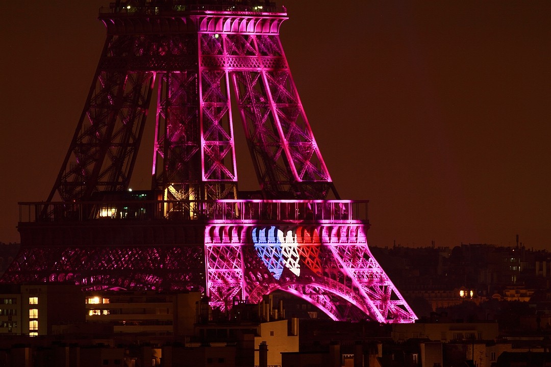 Foto de fuegos artificiales en la Torre Eiffel