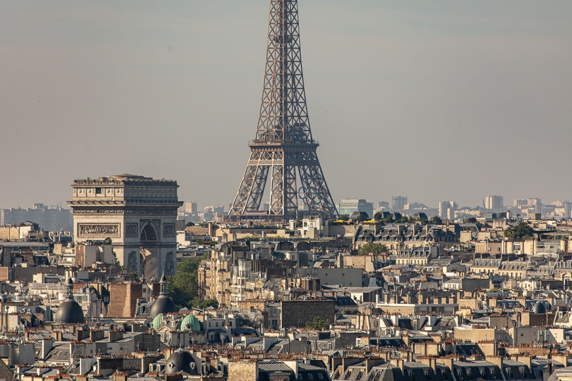 Foto de la instalación de los anillos en la Torre Eiffel