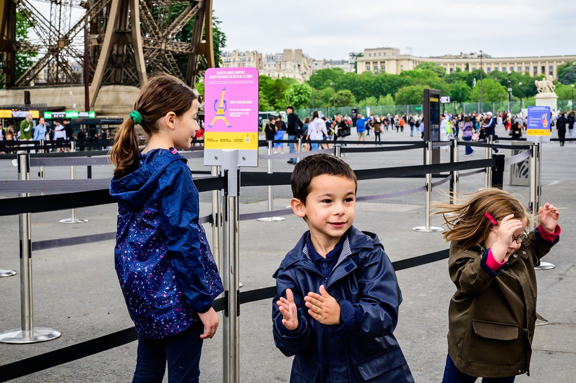 Un panel de desafíos deportivos en el atrio de la Torre Eiffel