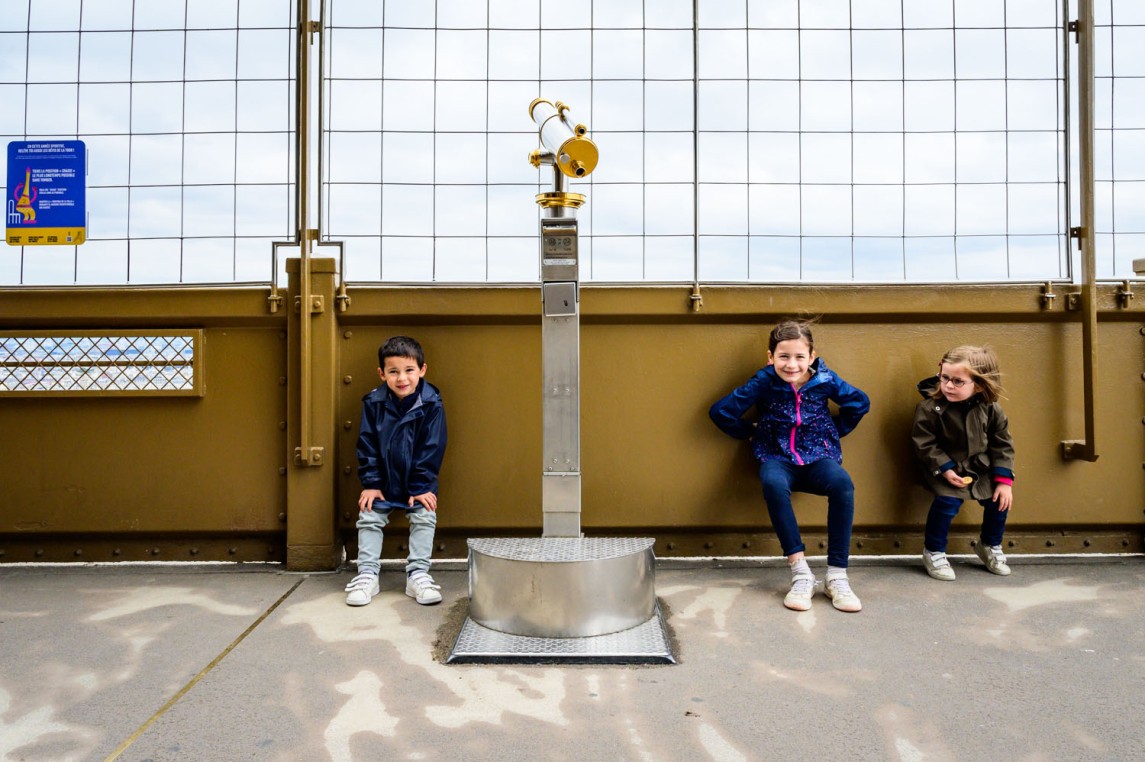 Un panel de desafíos deportivos en el segundo piso de la Torre Eiffel