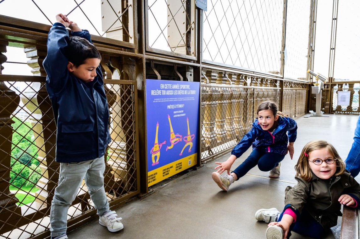 Un panel de desafíos deportivos en el primer piso de la Torre Eiffel