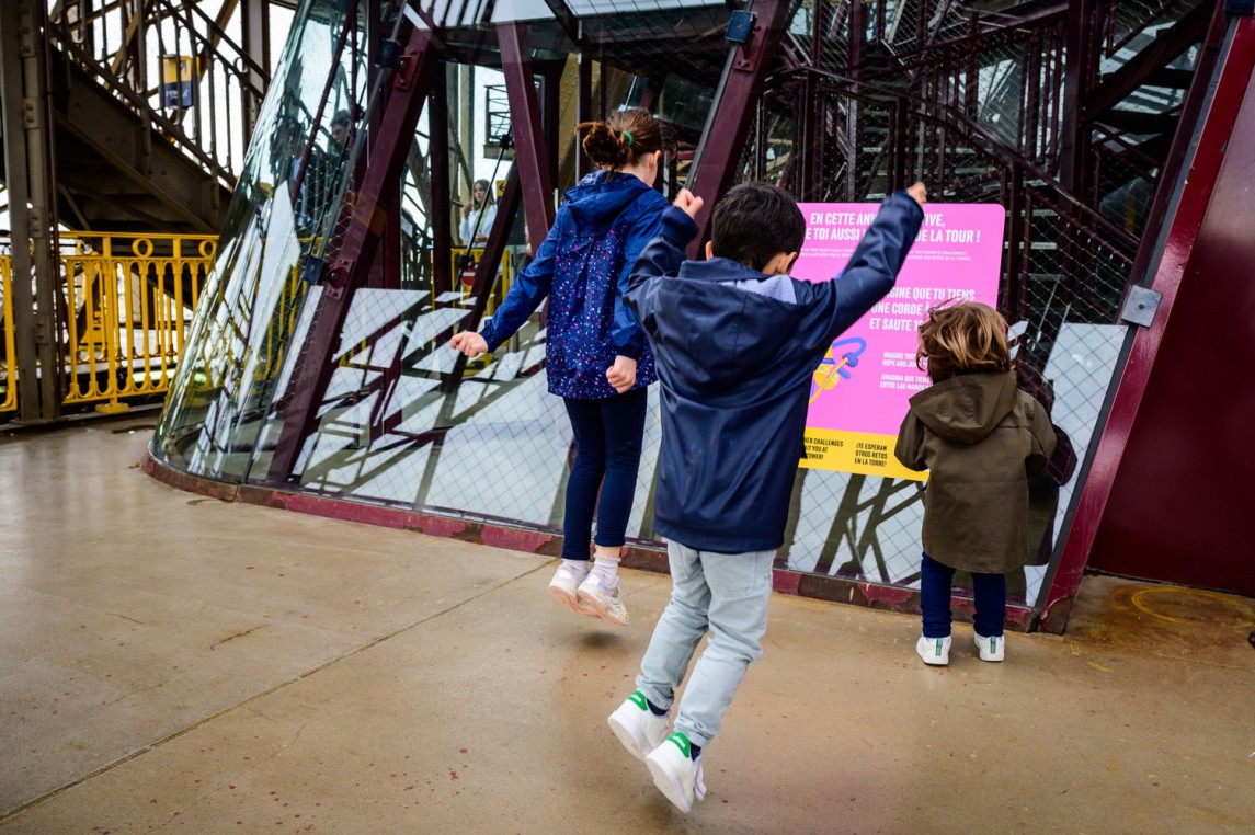 Un panel de desafíos deportivos en el primer piso de la Torre Eiffel