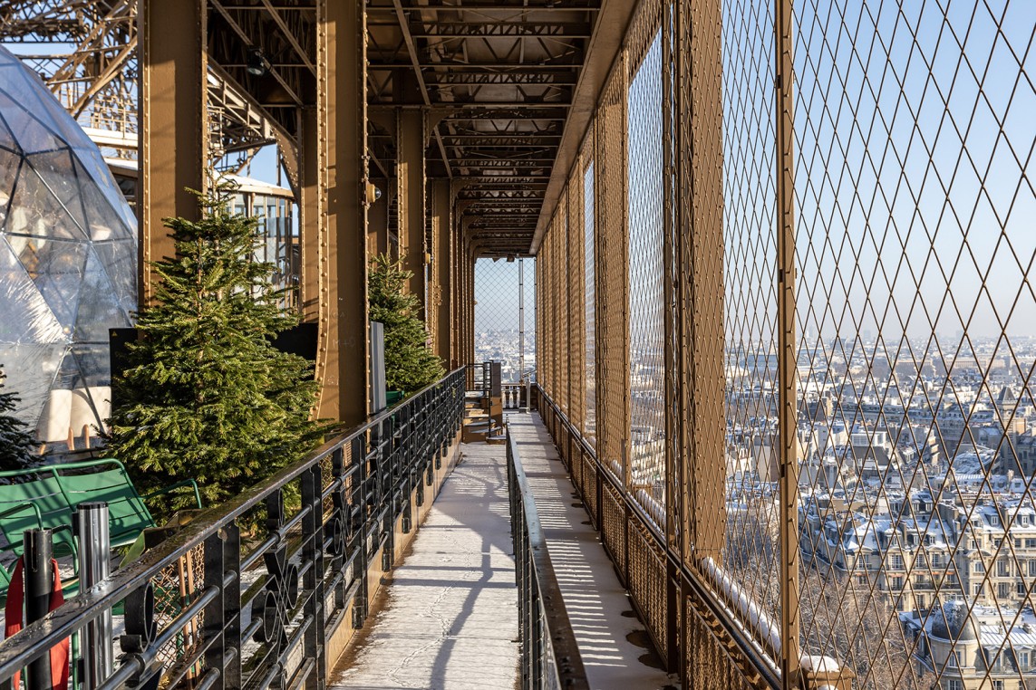 Torre Eiffel primer piso nieve