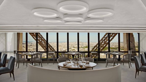 O restaurante Jules Verne no 2.º piso