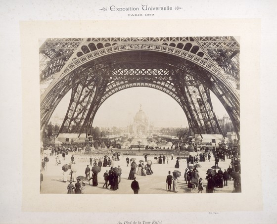 Foto a los pies de la Torre Eiffel en 1889.